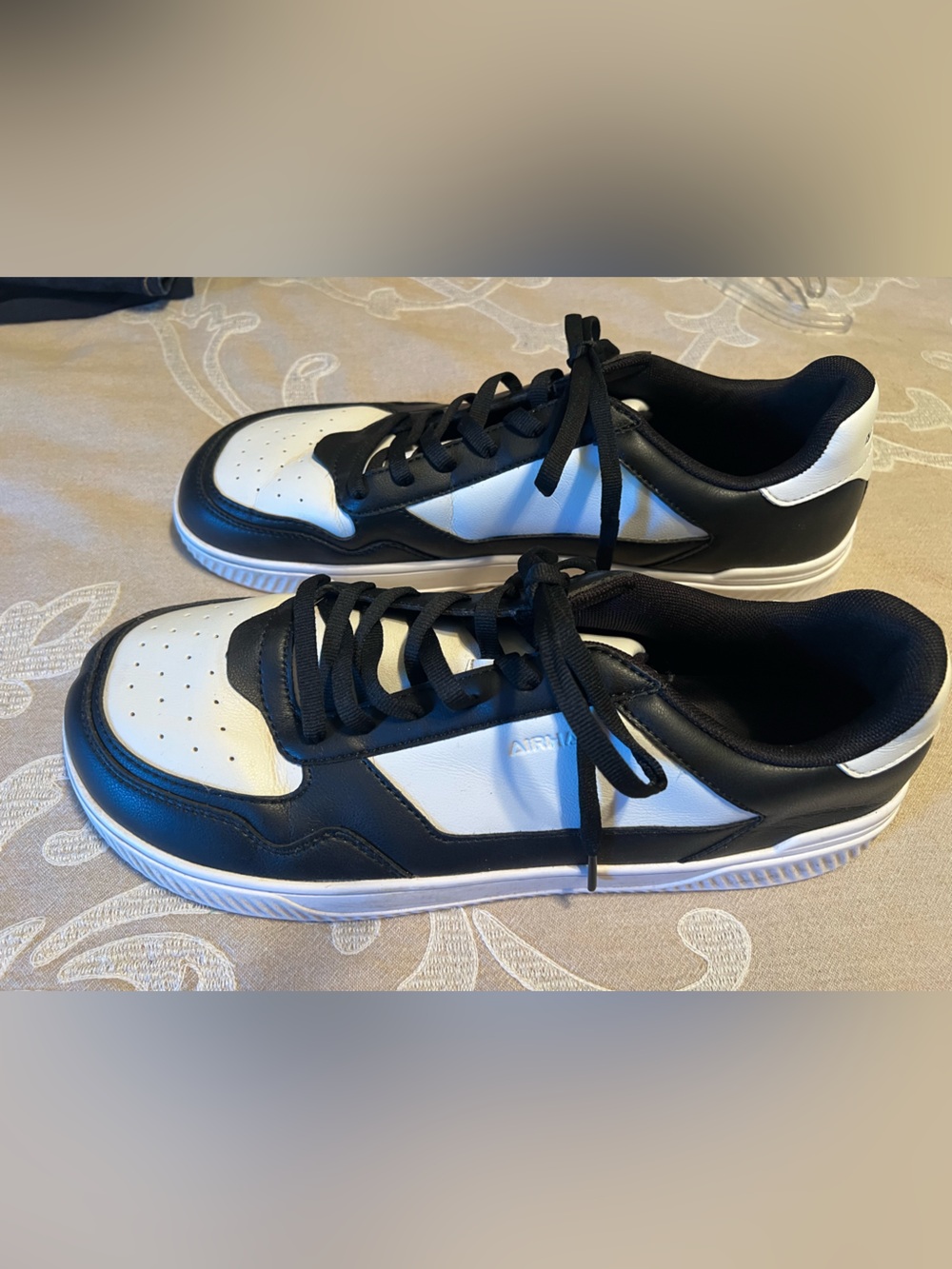 Airhas Men's Black & White Low-Top Athletic Sneakers